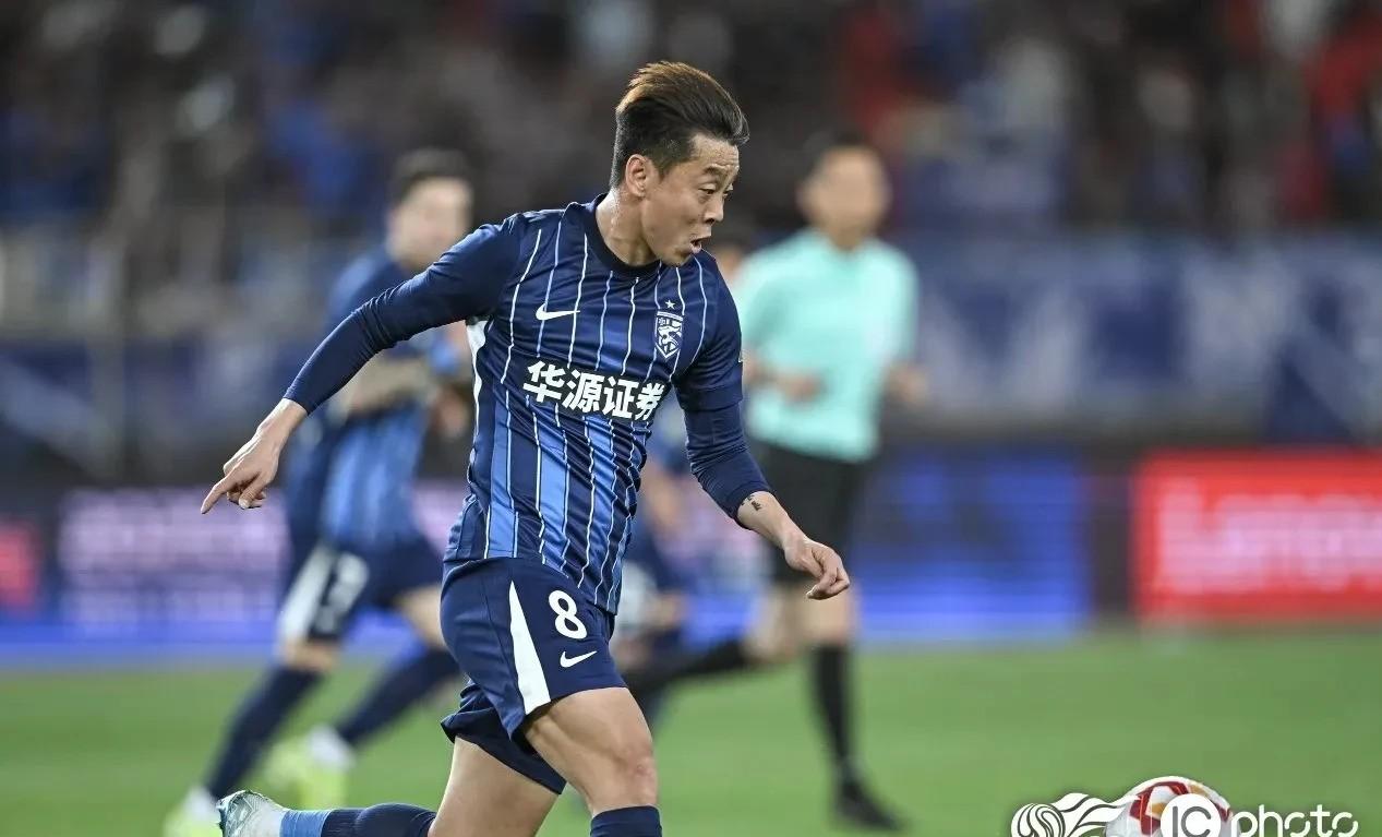 关于从巴塞罗那防线松动到今晨武汉三镇调整名单以备CBA季后赛，里尔冲刺阶段绝杀压哨的信息