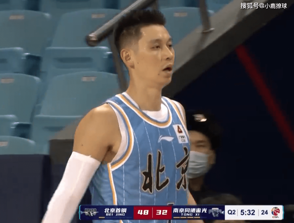  球迷闯赛场看傻梅西 